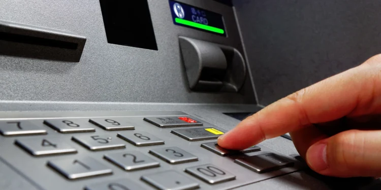 Κάλεσμα Χατζηδάκη στις τράπεζες να ανεβάσουν στα 1000 ευρώ το όριο για IRIS