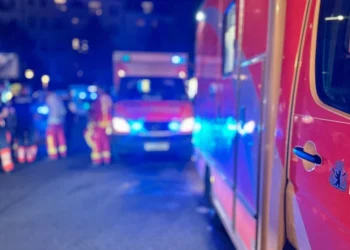 Euroleague: Σοβαρά επεισόδια μεταξύ οπαδών Ολυμπιακού και Παναθηναϊκού στο Βερολίνο – Μάχη για τη ζωή δίνει ένα άτομο – Βίντεο