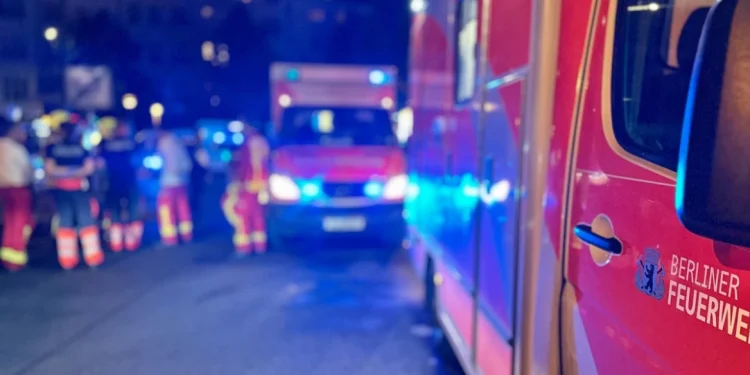 Euroleague: Σοβαρά επεισόδια μεταξύ οπαδών Ολυμπιακού και Παναθηναϊκού στο Βερολίνο – Μάχη για τη ζωή δίνει ένα άτομο – Βίντεο