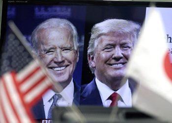 Τζο Μπάιντεν και Ντόναλντ Τραμπ. Φωτογραφία αρχείου: AP Photo/Eugene Hoshiko