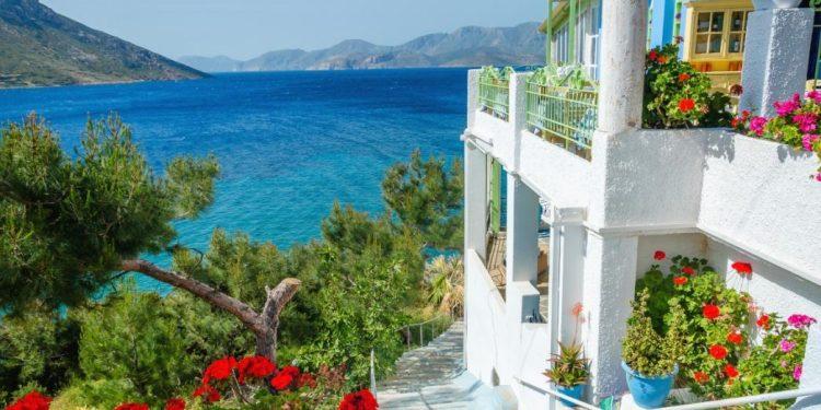 Ακίνητα: Εξοχικά στην Ελλάδα αγοράζουν οι ξένοι – Οι περιοχές μαγνήτης