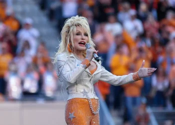 Η Ντόλι Πάρτον κυκλοφορεί νέο άλμπουμ και ντοκιμαντέρ για την πραγματική της καταγωγή