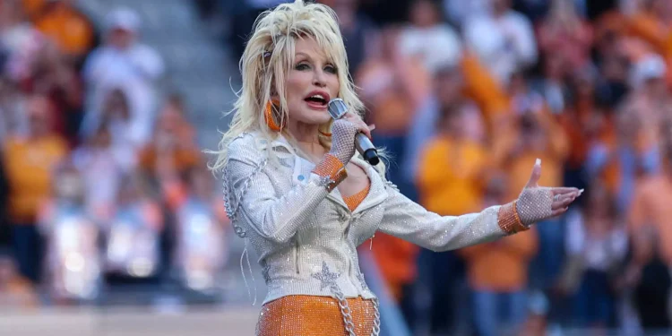 Η Ντόλι Πάρτον κυκλοφορεί νέο άλμπουμ και ντοκιμαντέρ για την πραγματική της καταγωγή