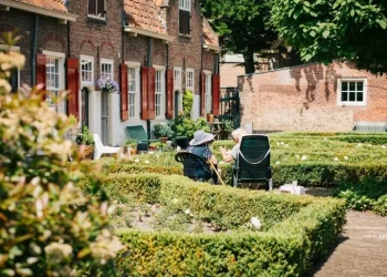 Οικογένειες φιλοξενούν άτομα με ψυχικές νόσους σε ένα τρυφερό κοινωνικό πρόγραμμα με ιστορία αιώνων