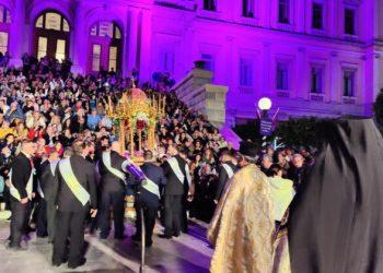 Σύρος: Παρουσία πλήθους πιστών η συνάντηση των Επιταφίων στην πλατεία Μιαούλη (φωτο – video)