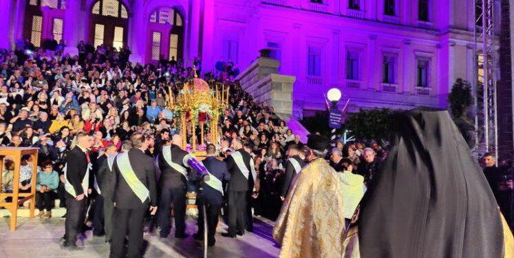 Σύρος: Παρουσία πλήθους πιστών η συνάντηση των Επιταφίων στην πλατεία Μιαούλη (φωτο – video)