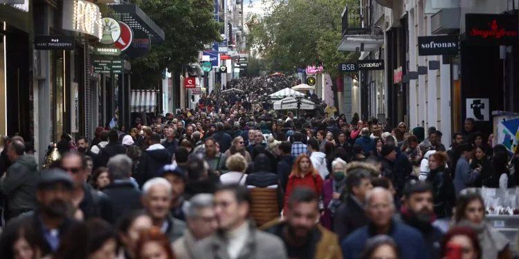 Το προσδόκιμο ζωής στην Ελλάδα: Πόσα χρόνια θα «κερδίσουν» οι άνδρες και οι γυναίκες ως το 2050