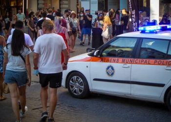 Άγρια Επίθεση στην Ερμού: Άνδρας Γρονθοκόπησε Νεαρή Γυναίκα