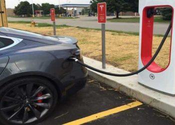 «Κινούμαι ηλεκτρικά»: Έρχεται επιδότηση αγοράς ηλεκτρικών αυτοκινήτων, σκούτερ, ποδηλάτων