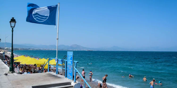 Γαλάζιες Σημαίες 2024: Οι παραλίες που βραβεύτηκαν, σε Χαλκιδική και Κρήτη τα πρωτεία