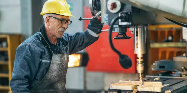 Η ελληνική βιομηχανία αναζητά εργαζόμενους από τρίτες χώρες