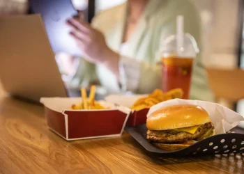 Οι υπερεπεξεργασμένες τροφές αυξάνουν τον κίνδυνο για εγκεφαλικό ή προβλήματα μνήμης