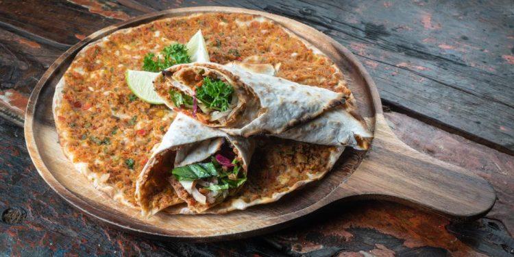 Λαχματζούν: πεντανόστιμη συνταγή από την Αρμενία – Με τραγανή, λεπτή ζύμη και πικάντικη γεύση