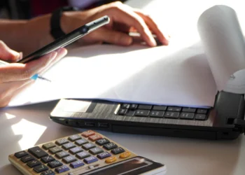 ΑΑΔΕ: Το νέο σχέδιο για τους ελέγχους σε τουριστικές περιοχές – Η διπλή έφοδος και ο «προκαταβολικός» φόρος για τους εποχικούς