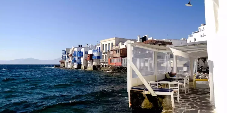 Πόσο κοστίζουν τα σπίτια στα ακριβά νησιά και πόσο στα φθηνότερα;