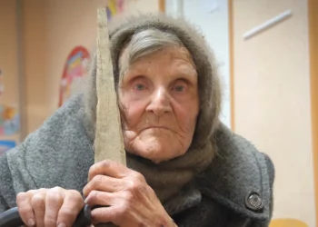 Ουκρανία: Η απίστευτη ιστορία μιας 98χρονης – Περπάτησε μόνη της για 9χλμ. σε εμπόλεμη περιοχή για να ξεφύγει