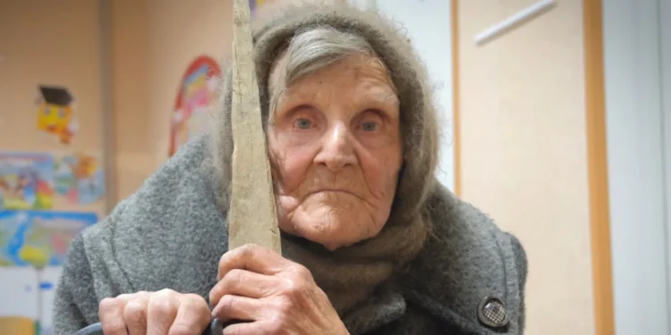 Ουκρανία: Η απίστευτη ιστορία μιας 98χρονης – Περπάτησε μόνη της για 9χλμ. σε εμπόλεμη περιοχή για να ξεφύγει