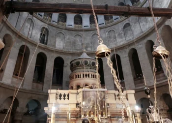 Στα Ιεροσόλυμα για το Άγιο Φως ελληνική αντιπροσωπεία – Το απόγευμα η άφιξη στο «Ελ. Βενιζέλος»