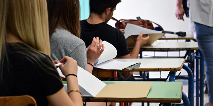 Πανελλαδικές 2024: Με το μάθημα της Γλώσσας ξεκινούν οι υποψήφιοι των ΓΕΛ