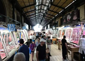 Πώς κινήθηκαν το λιανεμπόριο και η εστίαση το φετινό Πάσχα