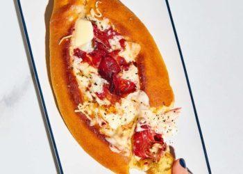 Πεϊνιρλί με κασέρι, παστουρμά και αυγό