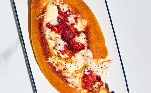 Πεϊνιρλί με κασέρι, παστουρμά και αυγό