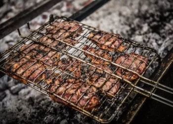 Ψήσιμο στα κάρβουνα και κίνδυνοι για τα μάτια: Τι να προσέξετε ενόψει Πάσχα