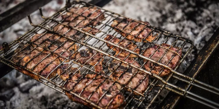 Ψήσιμο στα κάρβουνα και κίνδυνοι για τα μάτια: Τι να προσέξετε ενόψει Πάσχα