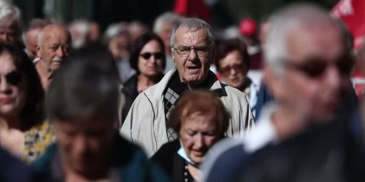 Αυξήσεις στις συντάξεις: Ποιες έχουν “κλειδώσει” και ποιες εκκρεμούν