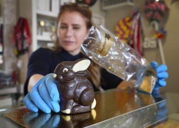 H Niaz Mardan τυλίγει ένα πολυτελές χειροποίητο βελγικό σοκολατένιο κουνέλι στο Sandrine ένα κατάστημα σοκολάτας στο νοτιοδυτικό Λονδίνο, Πέμπτη 21 Μαρτίου 2024. AP Photo/Kirsty Wigglesworth