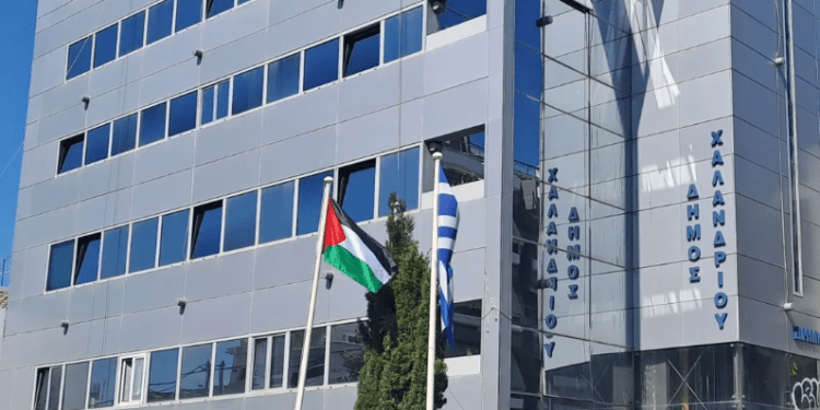 Τριάντα Δήμοι ύψωσαν τη σημαία της Παλαιστίνης