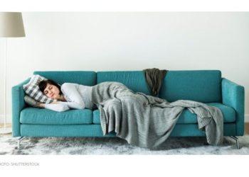 Σας παίρνει ο ύπνος στον καναπέ κάθε βράδυ; Τρεις λόγοι που πρέπει να το «κόψετε»