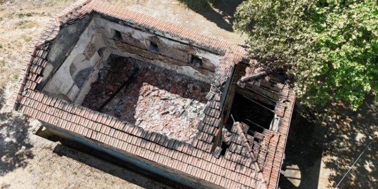 Έβαλε φωτιά και έκαψε ιστορική εκκλησία 156 ετών στη Χαλκιδική