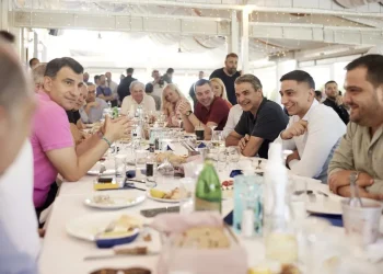 Ο πρωθυπουργός και πρόεδρος της Νέας Δημοκρατίας Κυριάκος Μητσοτάκης συνομιλεί με δημοσιογράφους κατά διάρκεια γεύματος που παρέθεσε σε εστιατόριο στα Βριλήσσια, μία μέρα πριν τις ευρωεκλογές, Αθήνα Σάββατο 08 Ιουνίου 2024. ΑΠΕ-ΜΠΕ, ΓΡΑΦΕΙΟ ΤΥΠΟΥ ΠΡΩΘΥΠΟΥΡΓΟΥ, ΔΗΜΗΤΡΗΣ ΠΑΠΑΜΗΤΣΟΣ