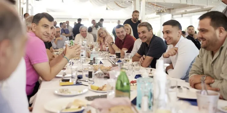 Ο πρωθυπουργός και πρόεδρος της Νέας Δημοκρατίας Κυριάκος Μητσοτάκης συνομιλεί με δημοσιογράφους κατά διάρκεια γεύματος που παρέθεσε σε εστιατόριο στα Βριλήσσια, μία μέρα πριν τις ευρωεκλογές, Αθήνα Σάββατο 08 Ιουνίου 2024. ΑΠΕ-ΜΠΕ, ΓΡΑΦΕΙΟ ΤΥΠΟΥ ΠΡΩΘΥΠΟΥΡΓΟΥ, ΔΗΜΗΤΡΗΣ ΠΑΠΑΜΗΤΣΟΣ