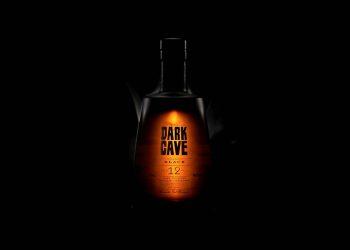Dark Cave Black: Το πρώτο τσίπουρο παλαίωσης 12 ετών σε 700 φιάλες από την αποσταγματοποιία Τσιλιλή
