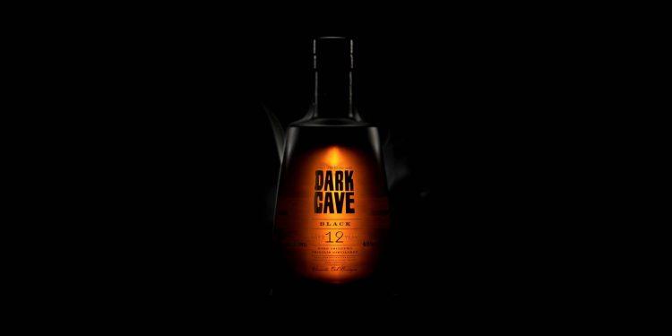 Dark Cave Black: Το πρώτο τσίπουρο παλαίωσης 12 ετών σε 700 φιάλες από την αποσταγματοποιία Τσιλιλή