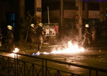 Εξάρχεια: Επιθέσεις με μολότοφ, πέτρες και μπουκάλια – 3 αστυνομικοί στο νοσοκομείο, 20 προσαγωγές