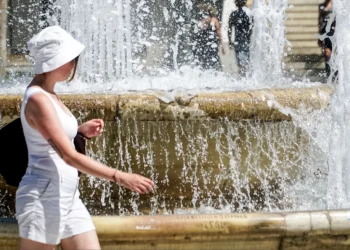 Καιρός – Καύσωνας: Κορυφώνεται σήμερα και αύριο – Ποια σχολεία θα παραμείνουν κλειστά, πού είναι πολύ υψηλός ο κίνδυνος πυρκαγιάς