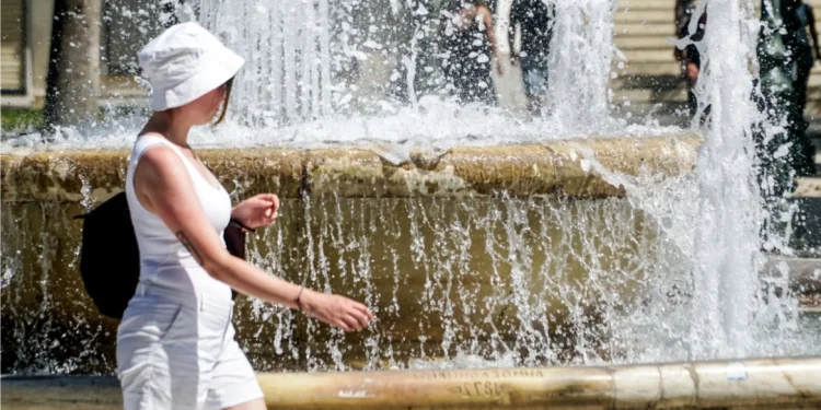 Καιρός – Καύσωνας: Κορυφώνεται σήμερα και αύριο – Ποια σχολεία θα παραμείνουν κλειστά, πού είναι πολύ υψηλός ο κίνδυνος πυρκαγιάς