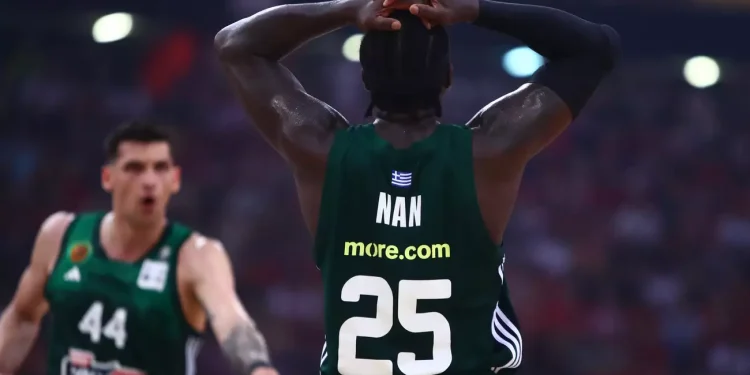 Ολυμπιακός – Παναθηναϊκός: Τα παράπονα των «πρασίνων» στα αποδυτήρια των διαιτητών και η ατάκα του Μπετσίροβιτς