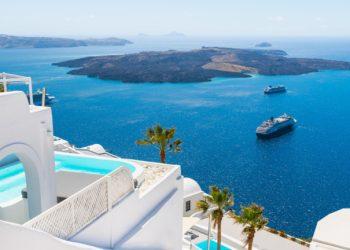 Πλοία προσεγγίζουν τη Σαντορίνη / Φωτογραφία shutterstock