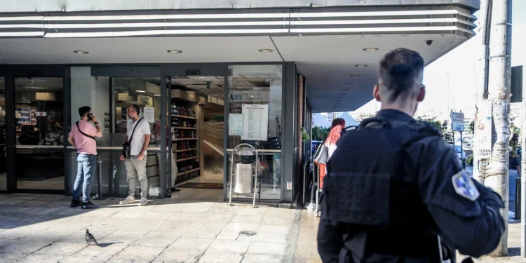 Πειραιάς: Επιχειρούν να λύσουν τον γρίφο της φονικής συμπλοκής στο super market – Στο μικροσκόπιο παλιές υποθέσεις