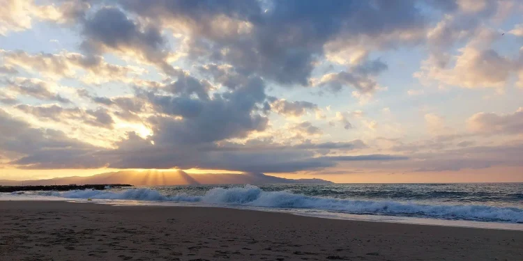Καιρός: Σε ποιες περιοχές θα χτυπήσει 36άρι η θερμοκρασία