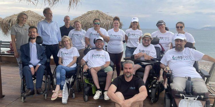 Γλυφάδα: Ενθουσιάστηκε ο Cory Lee από την οργάνωση της παραλίας για τα ΑμεΑ