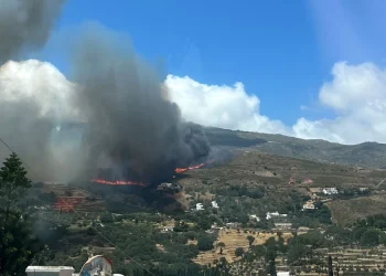Μεγάλη φωτιά στην Άνδρο, εκκενώθηκαν τέσσερις περιοχές – Ενισχύσεις από την Αθήνα με 19 πυροσβέστες και 5 οχήματα