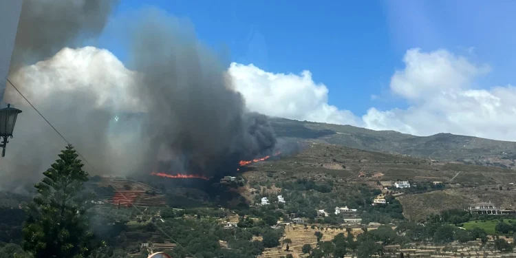 Μεγάλη φωτιά στην Άνδρο, εκκενώθηκαν τέσσερις περιοχές – Ενισχύσεις από την Αθήνα με 19 πυροσβέστες και 5 οχήματα