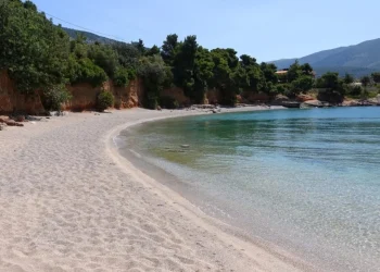 Απάτητες παραλίες: Άλλες 40 παραλίες εντάχθηκαν στη λίστα – Απαγορεύονται ομπρέλες και ξαπλώστρες