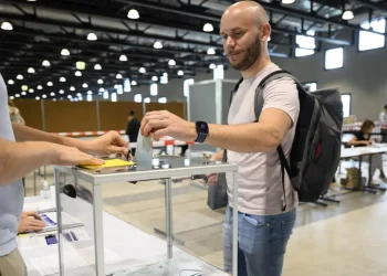 Εκλογές στη Γαλλία: Μαζική η συμμετοχή, η μεγαλύτερη εδώ και δεκαετίες