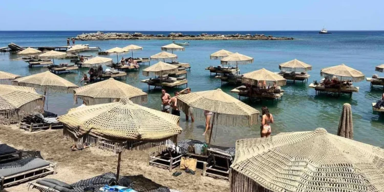 Άρχισε η μάχη της ξαπλώστρας: Ξήλωσαν ομπρέλες ακόμα και μέσα από τη θάλασσα σε παραλία της Ρόδου